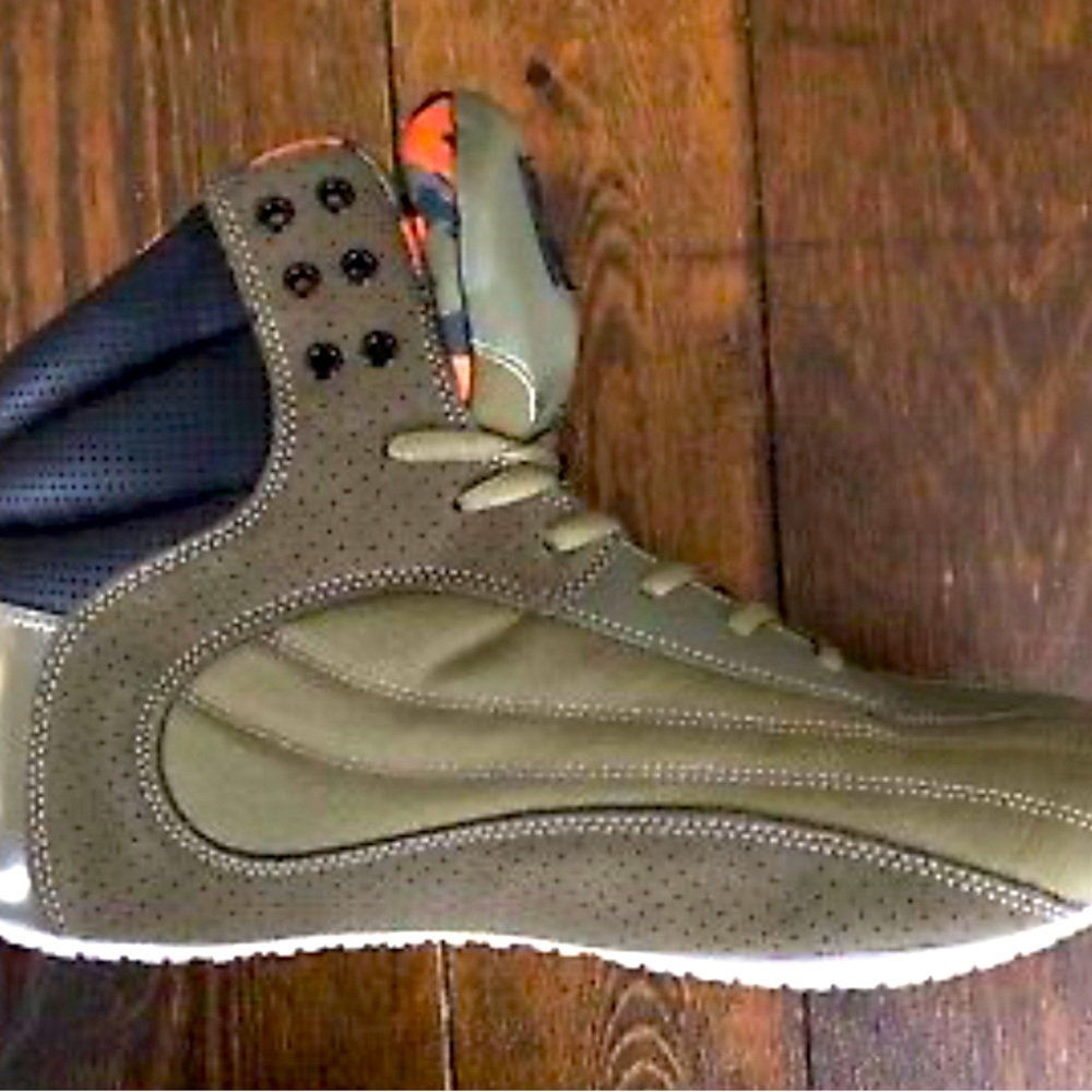 Ryderwear Raptors gym training shoe 7 in women’s or 6 in men’s.